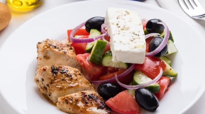 görög saláta csirkemellel