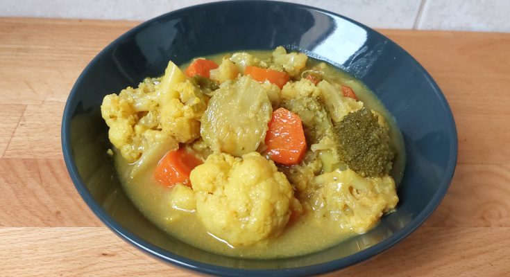 thai vegán zöldség curry kókusztejjel karfiollal brokkolival