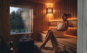 Miért hat teljesen másképp a szauna reggel és este?, nő szaunában ül